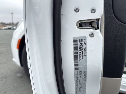 Used 2023 Chrysler Pacifica Touring-L FWD image 37
