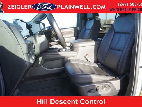 Used 2025 Chevrolet Suburban Z71 image 18