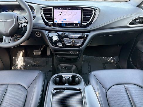 Used 2024 Chrysler Pacifica Limited image 19
