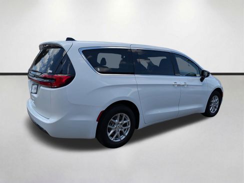 Used 2024 Chrysler Pacifica Touring-L FWD image 4
