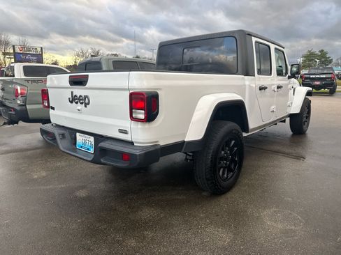 Used 2023 Jeep Gladiator Overland image 4