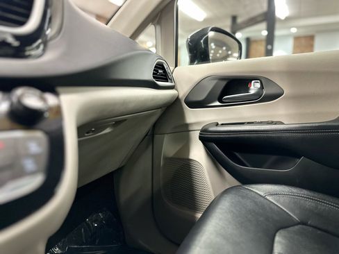Used 2022 Chrysler Pacifica Touring-L image 22