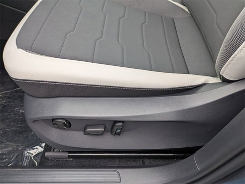 New 2026 Volkswagen Taos SE image 14