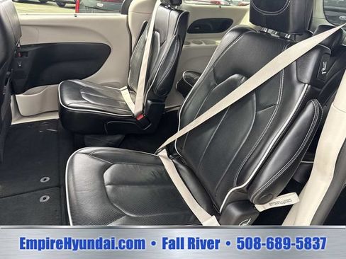 Used 2023 Chrysler Pacifica Limited FWD image 16