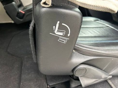 Used 2021 Chrysler Pacifica Touring-L FWD image 38