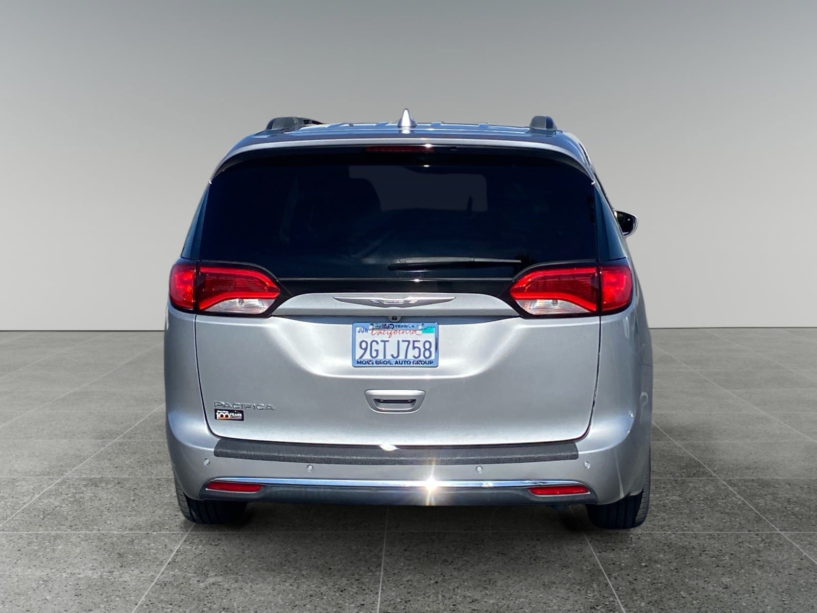 Used 2017 Chrysler Pacifica Touring-L FWD image 4