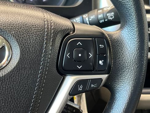 Used 2017 Toyota Highlander LE w/ Carpet Mat Package AWD/4WD image 27