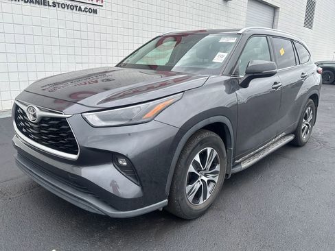 Used 2022 Toyota Highlander XLE FWD image 1