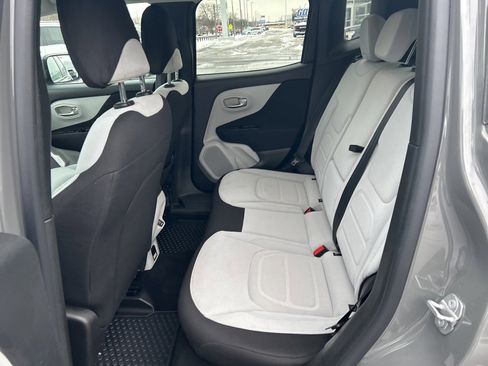 Used 2021 Jeep Renegade Latitude w/ Convenience Group image 16