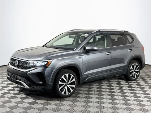 Used 2022 Volkswagen Taos SE FWD image 4
