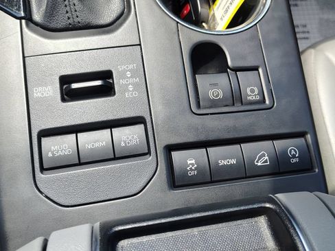 Used 2022 Toyota Highlander XLE AWD/4WD image 37