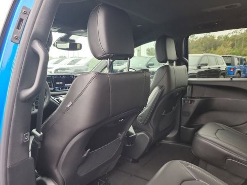 New 2026 Chrysler Pacifica Select image 12
