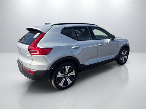 Used 2023 Volvo XC40 Recharge Plus image 7