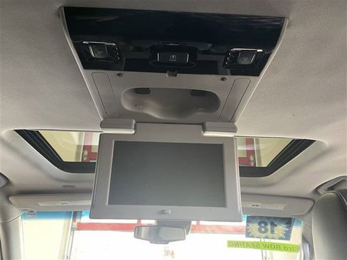 Used 2018 Chevrolet Suburban Premier image 34