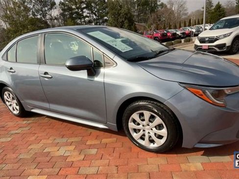 Used 2022 Toyota Corolla LE image 3