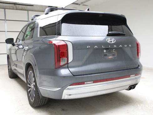 Used 2023 Hyundai Palisade Calligraphy image 2