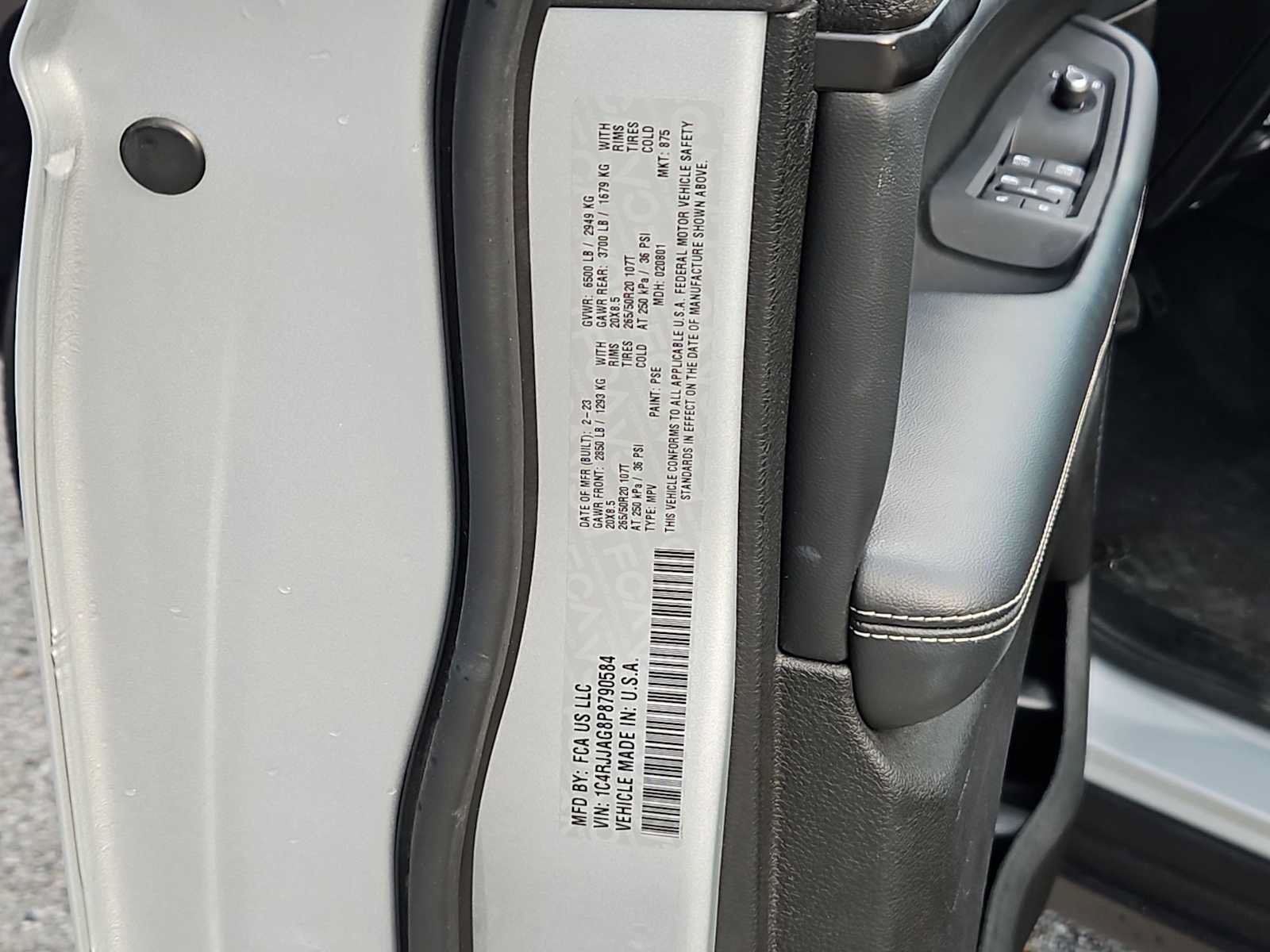 Used 2023 Jeep Grand Cherokee L Laredo RWD image 23