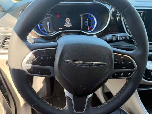 Used 2023 Chrysler Pacifica Limited image 15