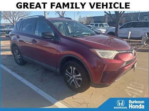 Used 2018 Toyota RAV4 LE image 1