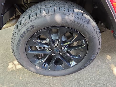 Used 2025 Jeep Wrangler Unlimited Sahara AWD/4WD image 5