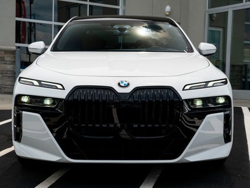 Used 2023 BMW 740i RWD image 4