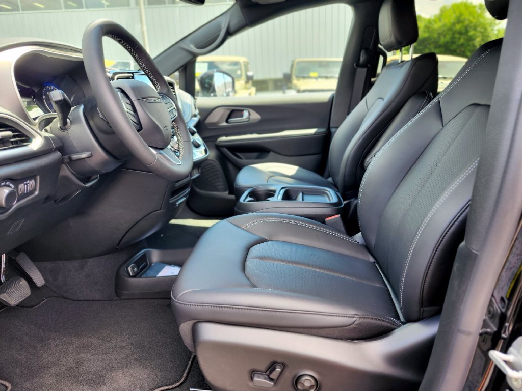 New 2027 Chrysler Pacifica Select AWD/4WD image 19