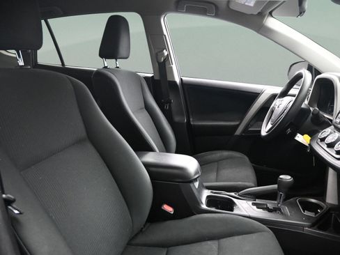 Used 2018 Toyota RAV4 LE FWD image 38