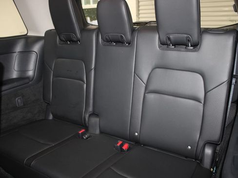 Used 2025 Nissan Pathfinder SL FWD image 19
