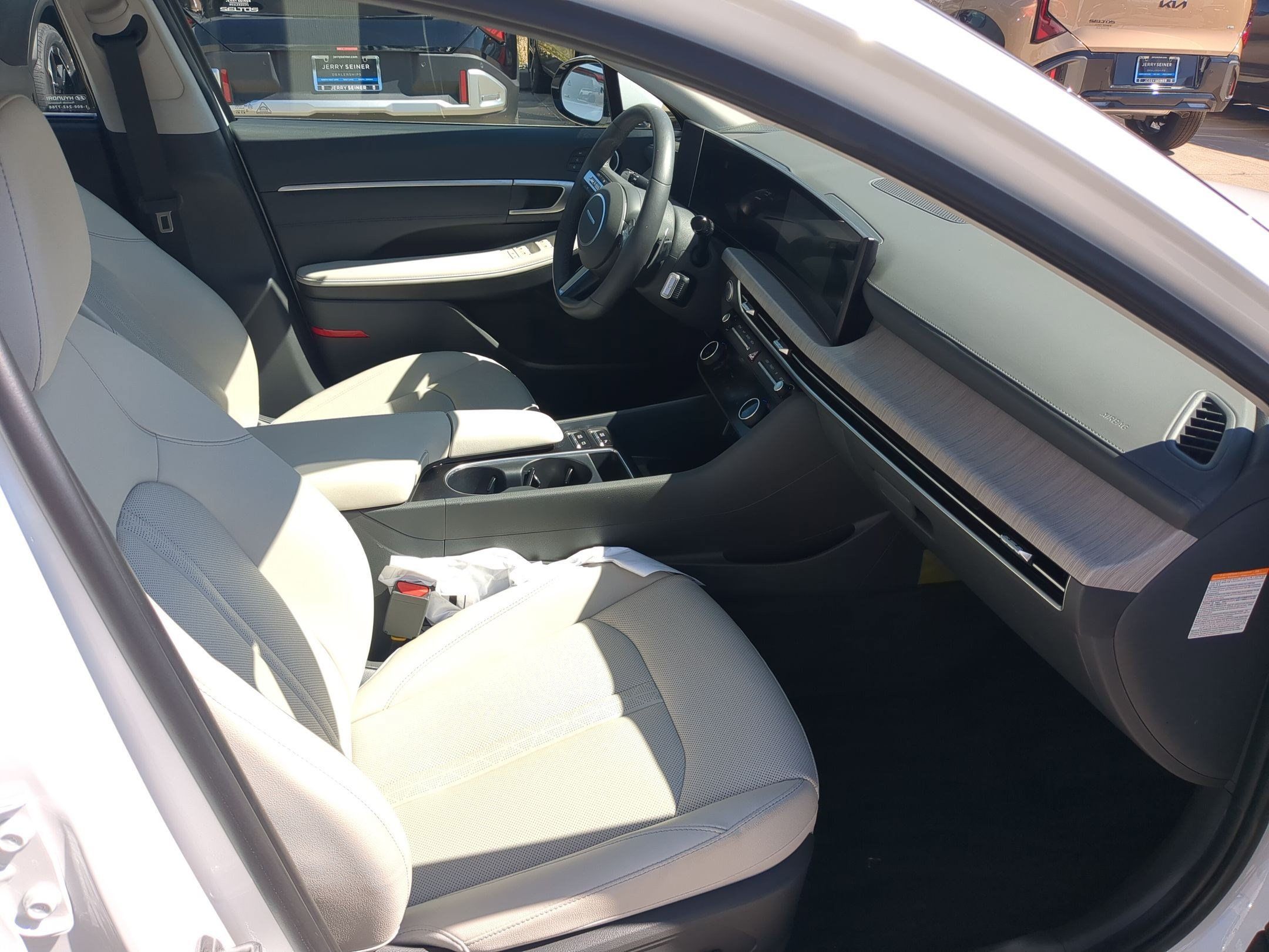 Used 2025 Hyundai Sonata Limited FWD image 30