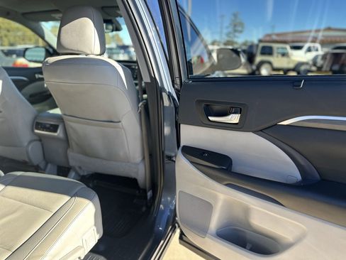 Used 2019 Toyota Highlander Limited image 10