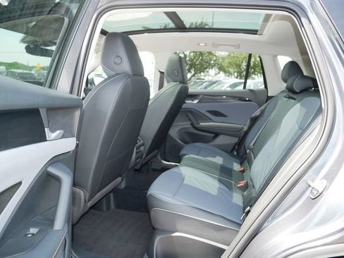 Certified 2025 Volkswagen Tiguan SE AWD/4WD image 17
