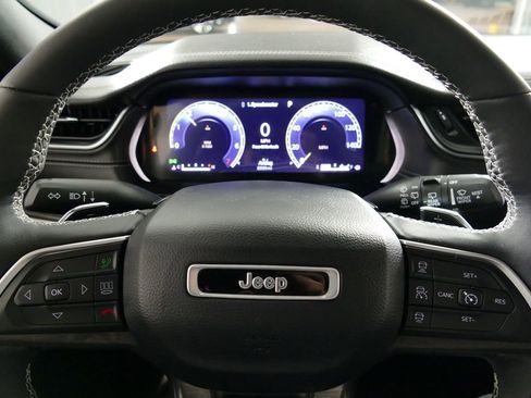 Used 2024 Jeep Grand Cherokee Limited w/ Black Appearance Package AWD/4WD image 17