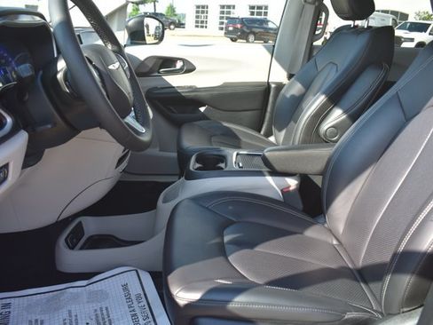 Used 2023 Chrysler Pacifica Touring-L FWD image 14