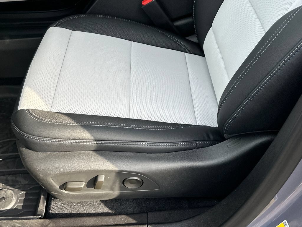 New 2026 Chevrolet Equinox EV LT w/ Convenience Package II AWD/4WD image 12