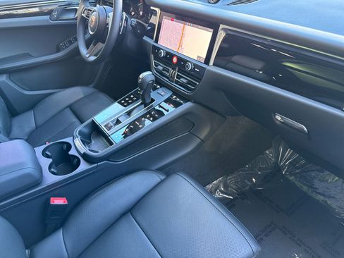 Certified 2025 Porsche Macan AWD/4WD image 18
