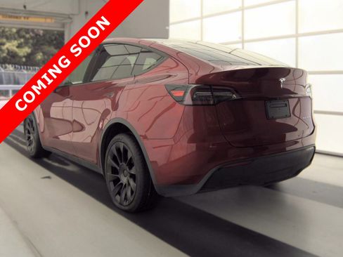 Used 2024 Tesla Model Y Long Range AWD/4WD image 3