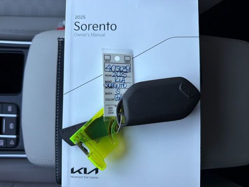 Used 2025 Kia Sorento S w/ Panoramic Sunroof Package image 40