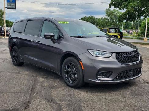 Used 2022 Chrysler Pacifica Touring-L w/ Uconnect Theater Family Group FWD image 2