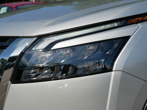 Certified 2025 Nissan Pathfinder Platinum AWD/4WD image 16