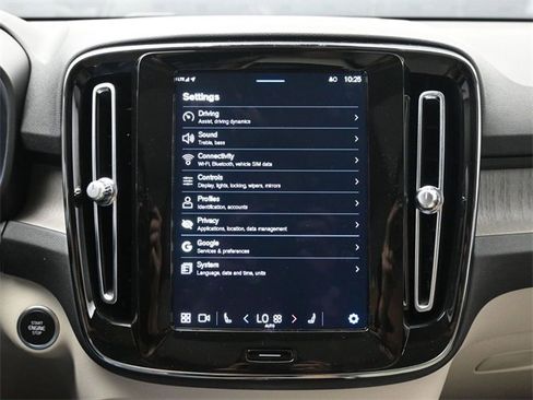 Used 2024 Volvo XC40 B5 Plus w/ Protection Package Premier image 15