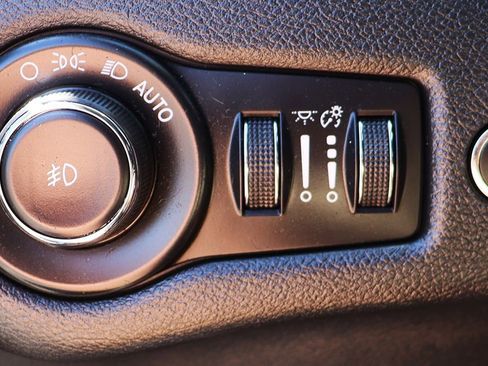 Used 2017 Jeep Cherokee Latitude w/ Comfort/Convenience Group image 42