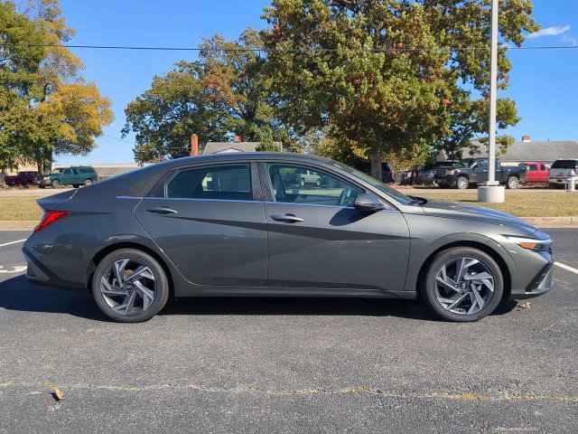 Used 2025 Hyundai Elantra Limited FWD image 3