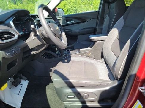 Used 2022 Chevrolet TrailBlazer LT w/ Convenience Package FWD image 4