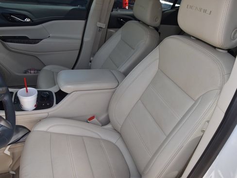 Used 2023 GMC Acadia Denali w/ Denali Ultimate Package FWD image 10