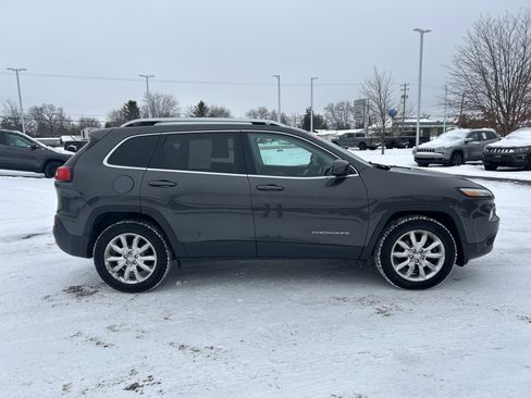 Used 2017 Jeep Cherokee Limited image 2