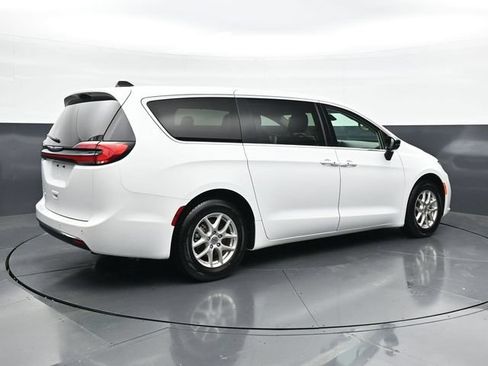 Used 2024 Chrysler Pacifica Touring-L FWD image 2