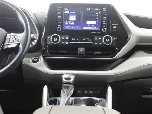 Used 2021 Toyota Highlander XLE AWD/4WD image 28