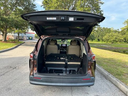 Used 2021 Toyota Sienna XLE FWD image 11