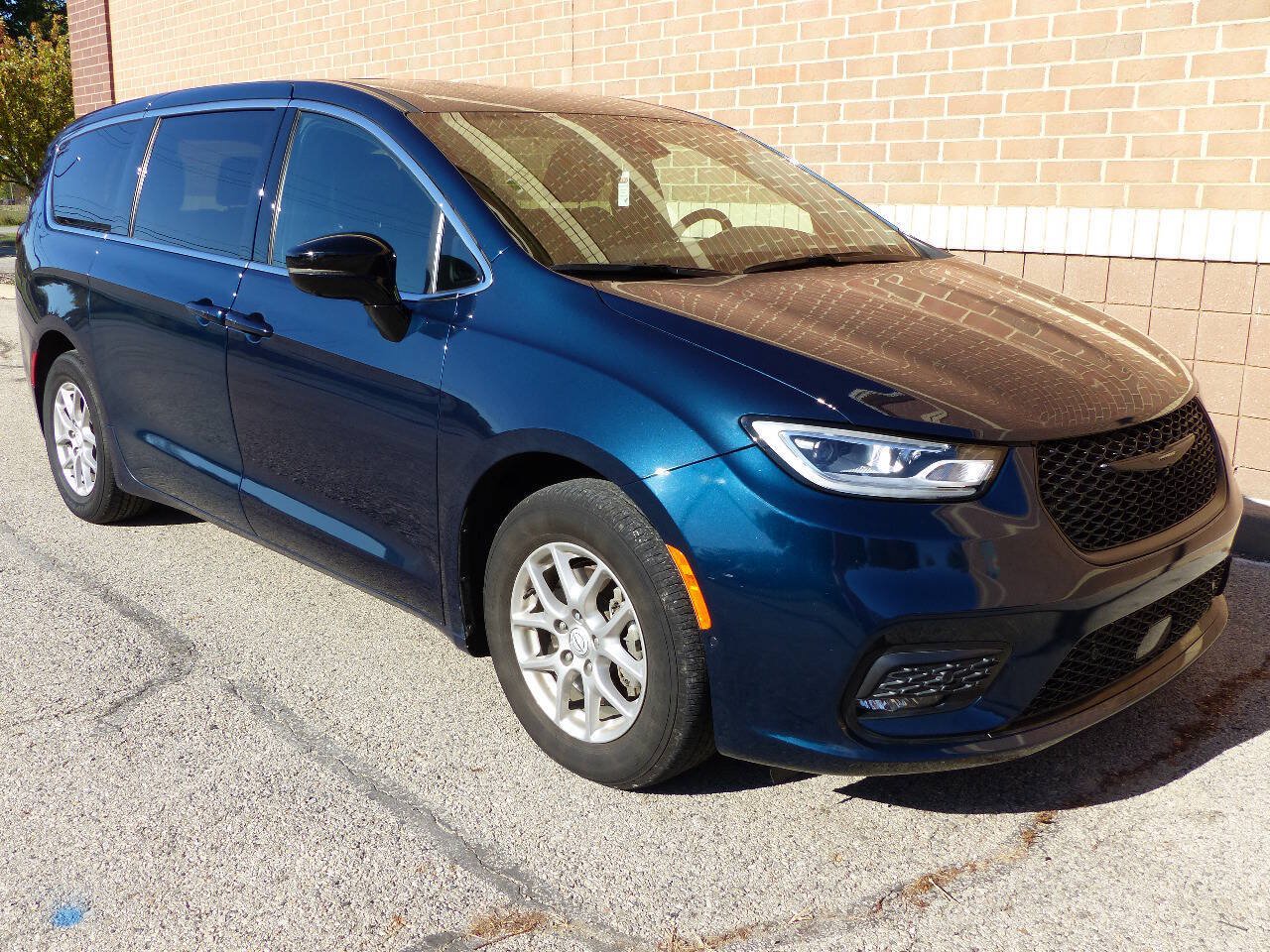 Used 2025 Chrysler Pacifica Select FWD image 12