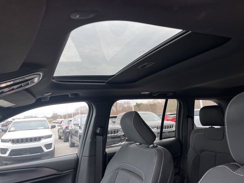 Used 2025 Jeep Grand Cherokee Laredo X image 18